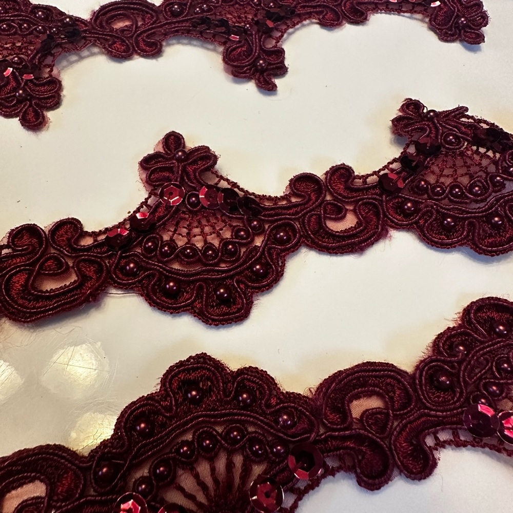 3 yards burgundy lace - Picture 4 of 5
